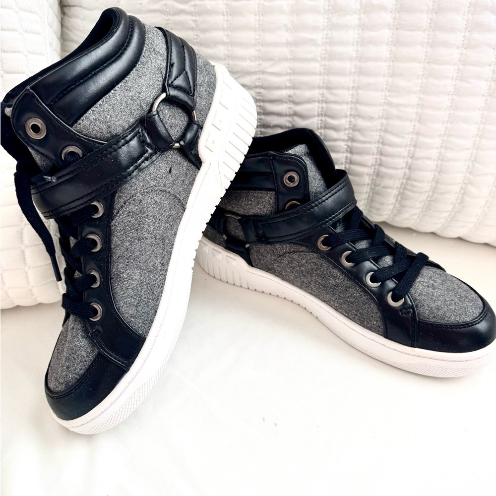 NWT Guess Black and Gray Sneakers